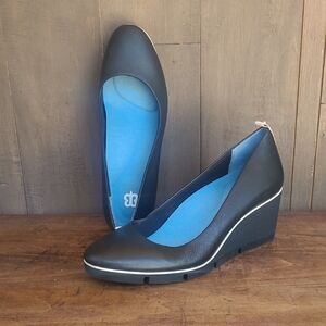 NWOB Betabrand Shoes Women's sz 11M Black All Weather Leather Wedges Sandals